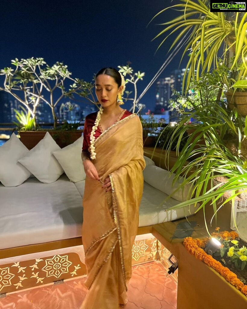 Sayani Gupta Instagram - The night that started well.. well, well! Wanted to wear gold. Kanu sent me this beautiful @raw_mango tissue. Styled myself with the gorgeous @curiocottagejewelry & did my hair make up. Gajra for the win always! #nofilter At @minimathur ‘s beautiful terrace clicked by @sairahkabir 🌟 PS: please don’t ask lipstick shades. There are 5 in there. Thank you! Have the best Diwali! 🪔💫✨