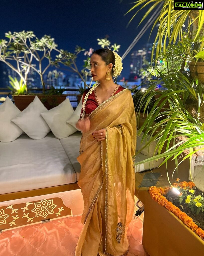 Sayani Gupta Instagram - The night that started well.. well, well! Wanted to wear gold. Kanu sent me this beautiful @raw_mango tissue. Styled myself with the gorgeous @curiocottagejewelry & did my hair make up. Gajra for the win always! #nofilter At @minimathur ‘s beautiful terrace clicked by @sairahkabir 🌟 PS: please don’t ask lipstick shades. There are 5 in there. Thank you! Have the best Diwali! 🪔💫✨