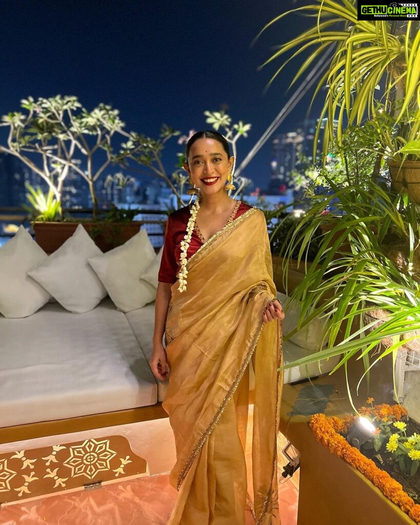 Sayani Gupta Instagram - The night that started well.. well, well! Wanted to wear gold. Kanu sent me this beautiful @raw_mango tissue. Styled myself with the gorgeous @curiocottagejewelry & did my hair make up. Gajra for the win always! #nofilter At @minimathur ‘s beautiful terrace clicked by @sairahkabir 🌟 PS: please don’t ask lipstick shades. There are 5 in there. Thank you! Have the best Diwali! 🪔💫✨