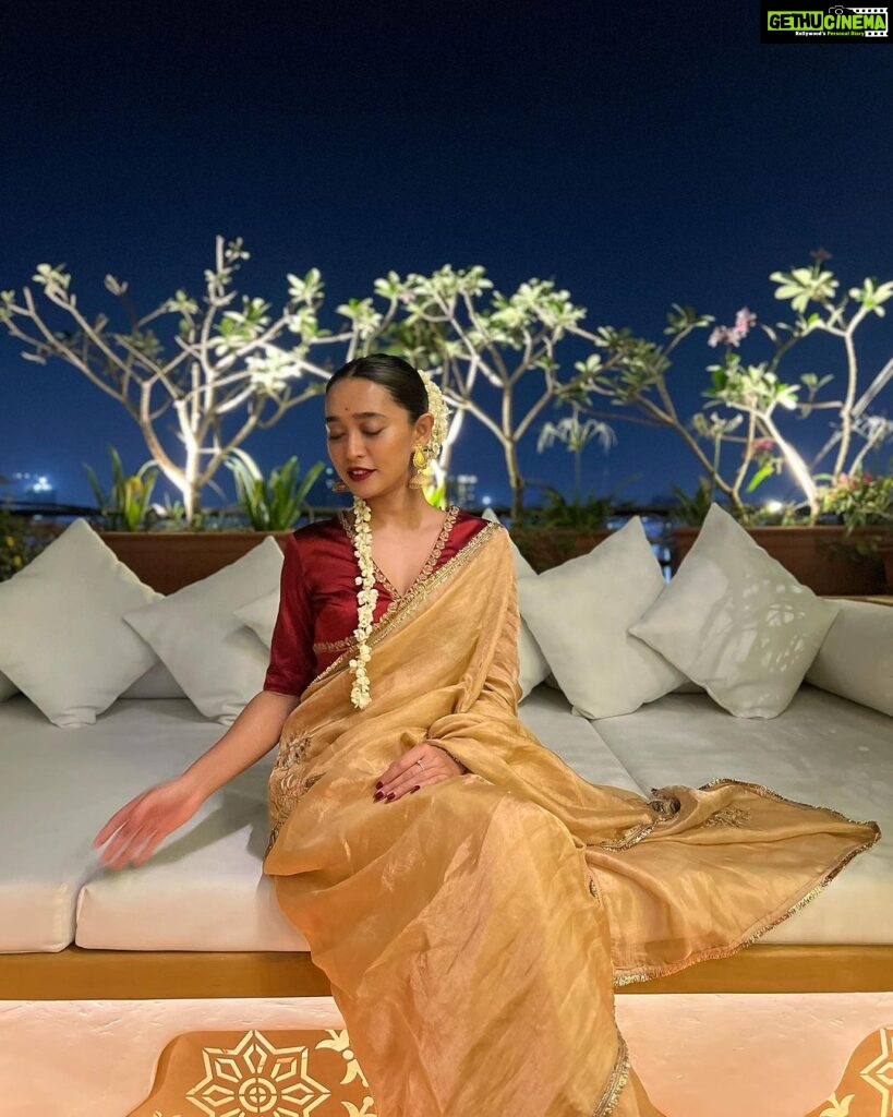 Sayani Gupta Instagram - The night that started well.. well, well! Wanted to wear gold. Kanu sent me this beautiful @raw_mango tissue. Styled myself with the gorgeous @curiocottagejewelry & did my hair make up. Gajra for the win always! #nofilter At @minimathur ‘s beautiful terrace clicked by @sairahkabir 🌟 PS: please don’t ask lipstick shades. There are 5 in there. Thank you! Have the best Diwali! 🪔💫✨