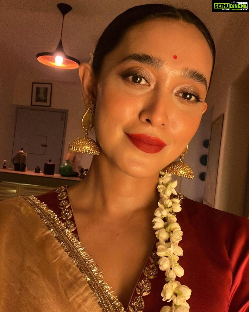 Sayani Gupta Instagram - The night that started well.. well, well! Wanted to wear gold. Kanu sent me this beautiful @raw_mango tissue. Styled myself with the gorgeous @curiocottagejewelry & did my hair make up. Gajra for the win always! #nofilter At @minimathur ‘s beautiful terrace clicked by @sairahkabir 🌟 PS: please don’t ask lipstick shades. There are 5 in there. Thank you! Have the best Diwali! 🪔💫✨