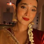 Sayani Gupta Instagram – The night that started well.. 
well, well!

Wanted to wear gold. Kanu sent me this beautiful @raw_mango tissue. Styled myself with the gorgeous @curiocottagejewelry & did my hair make up. 
Gajra for the win always! #nofilter 

At @minimathur ‘s beautiful terrace clicked by @sairahkabir 🌟

PS: please don’t ask lipstick shades. There are 5 in there. Thank you! 

Have the best Diwali! 🪔💫✨