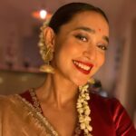 Sayani Gupta Instagram – The night that started well.. 
well, well!

Wanted to wear gold. Kanu sent me this beautiful @raw_mango tissue. Styled myself with the gorgeous @curiocottagejewelry & did my hair make up. 
Gajra for the win always! #nofilter 

At @minimathur ‘s beautiful terrace clicked by @sairahkabir 🌟

PS: please don’t ask lipstick shades. There are 5 in there. Thank you! 

Have the best Diwali! 🪔💫✨