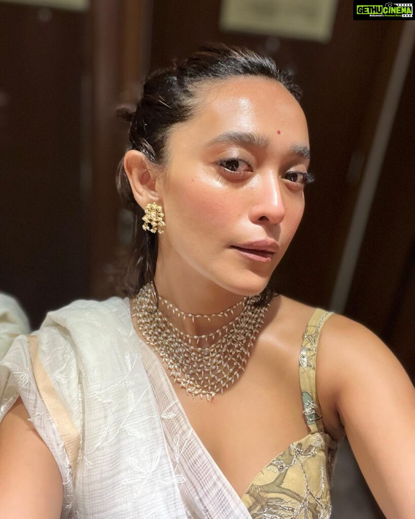 Sayani Gupta Instagram - Classic-Cal My new @fabindiaofficial find 🤍 With @amrapalijewels #nobase #clearskin