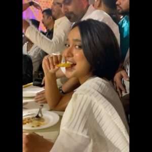 Sayani Gupta Instagram - Cause there’s no one like him! I believe he has a God particle in him! 

1. He asked to take a photo when I told him I was the only one without a photo with him after so many years! @ayushmannk very sweetly clicked it! I didn’t even have my phone! 

2. Puffy face in a London morning! His jawline still chiseled!

3/4. London morning shoot in the streets! @raajluv & Arun always smiling!

5. Couldn’t stop eating! Had my mouth and hands full with Biriyani while he came to hug me! He laughed! Others gasped! 😅 

6. Still stuffing my face shamelessly! Also smiling cause he said he read my @outlookindia article on him and said thank you! He is sweeter than all the jalebis of the world put together!

I had an opportunity recently to work with him again.. unfortunately couldn’t do it! I hope we get to make something crackling again! This time.. a super duper hit! 
Inshallah! 🤞

Happy SRK day everyone! We lucked out that he is ours! 💫✨♾️