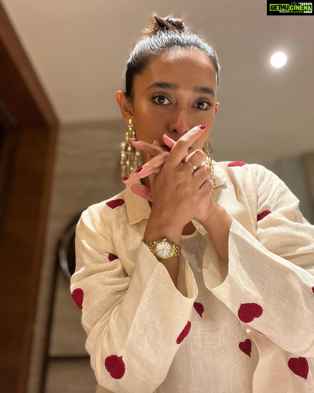 Sayani Gupta Instagram - The moon’s responsible! Or may be zero sleep in three days & a travel/ work marathon! Packed up after a beautiful hectic day in magical Darjeeling surrounded by tea gardens, music, dance, beautiful people and moonlight! HMU styling by yours truly! The make up took 10 mins.. @eshwarlog please take note 😂 But I can’t get over these stunning earrings @vitimittal designed for @nicojournal In my resident @stylemati ensemble! Today’s been special! ❤️