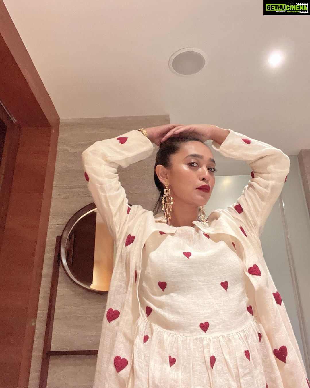 Sayani Gupta Instagram - The moon’s responsible! Or may be zero sleep in three days & a travel/ work marathon! Packed up after a beautiful hectic day in magical Darjeeling surrounded by tea gardens, music, dance, beautiful people and moonlight! HMU styling by yours truly! The make up took 10 mins.. @eshwarlog please take note 😂 But I can’t get over these stunning earrings @vitimittal designed for @nicojournal In my resident @stylemati ensemble! Today’s been special! ❤️