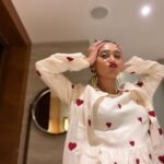 Sayani Gupta Instagram - The moon’s responsible! Or may be zero sleep in three days & a travel/ work marathon! Packed up after a beautiful hectic day in magical Darjeeling surrounded by tea gardens, music, dance, beautiful people and moonlight! HMU styling by yours truly! The make up took 10 mins.. @eshwarlog please take note 😂 But I can’t get over these stunning earrings @vitimittal designed for @nicojournal In my resident @stylemati ensemble! Today’s been special! ❤️