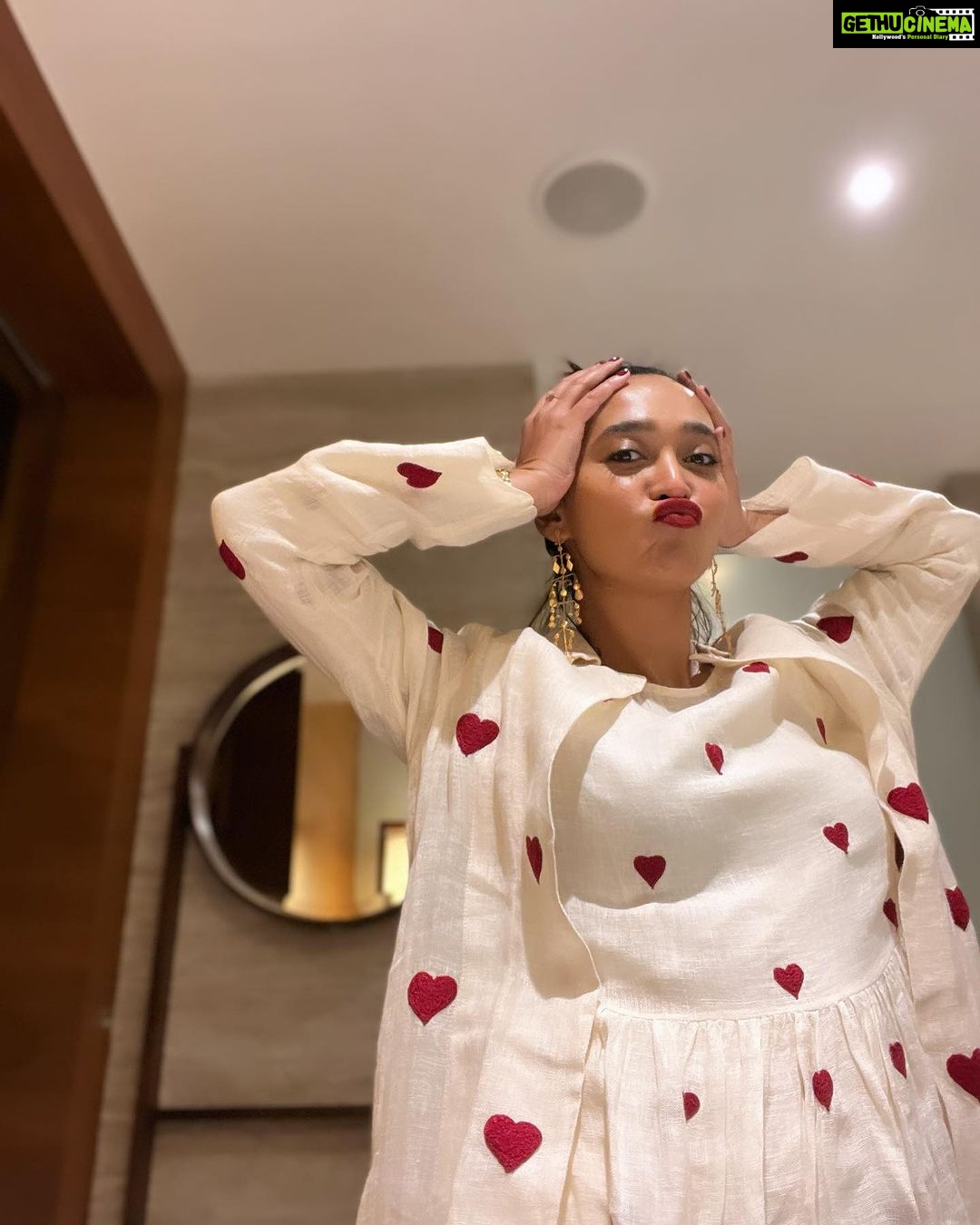 Sayani Gupta Instagram - The moon’s responsible! Or may be zero sleep in three days & a travel/ work marathon! Packed up after a beautiful hectic day in magical Darjeeling surrounded by tea gardens, music, dance, beautiful people and moonlight! HMU styling by yours truly! The make up took 10 mins.. @eshwarlog please take note 😂 But I can’t get over these stunning earrings @vitimittal designed for @nicojournal In my resident @stylemati ensemble! Today’s been special! ❤️