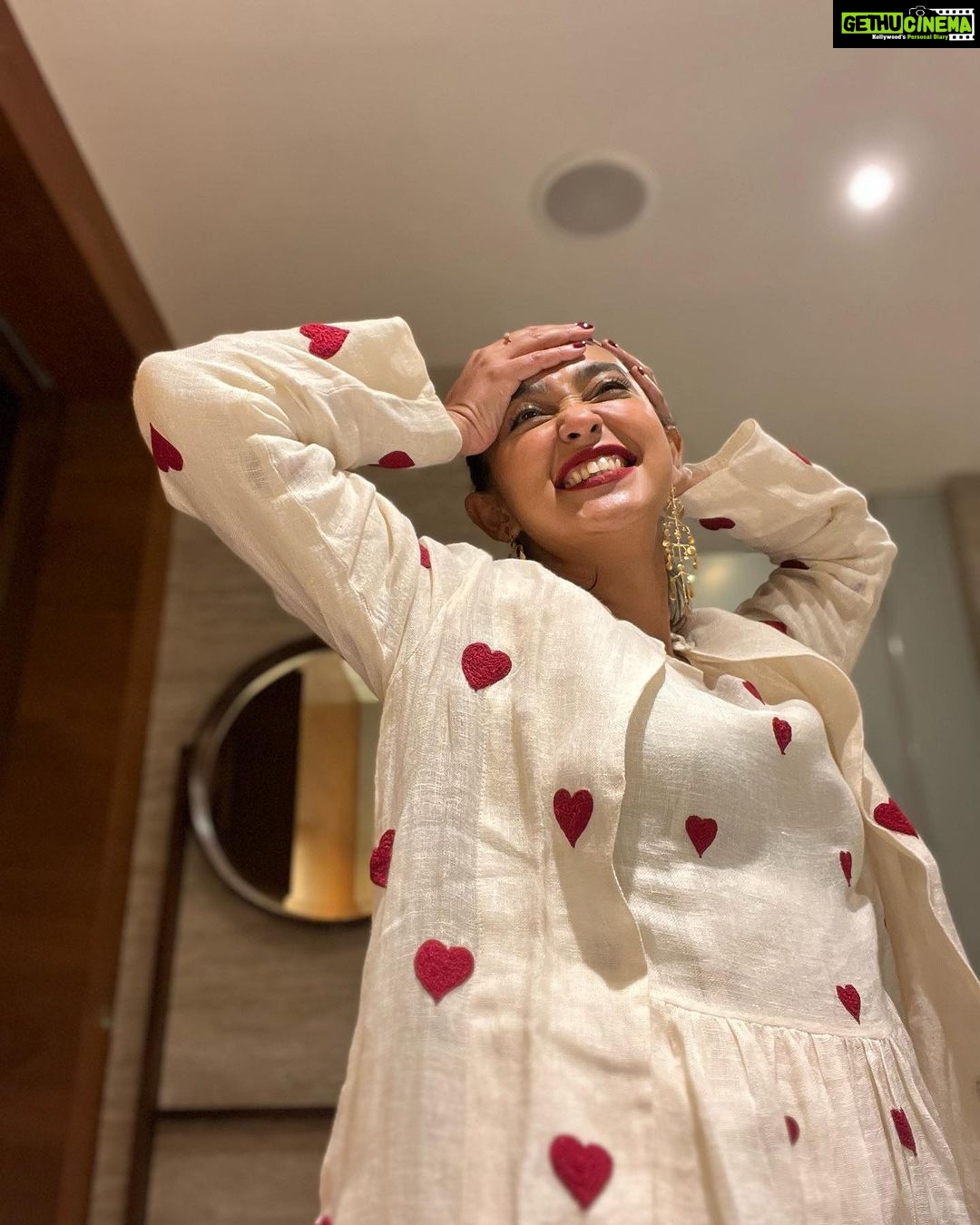 Sayani Gupta Instagram - The moon’s responsible! Or may be zero sleep in three days & a travel/ work marathon! Packed up after a beautiful hectic day in magical Darjeeling surrounded by tea gardens, music, dance, beautiful people and moonlight! HMU styling by yours truly! The make up took 10 mins.. @eshwarlog please take note 😂 But I can’t get over these stunning earrings @vitimittal designed for @nicojournal In my resident @stylemati ensemble! Today’s been special! ❤️