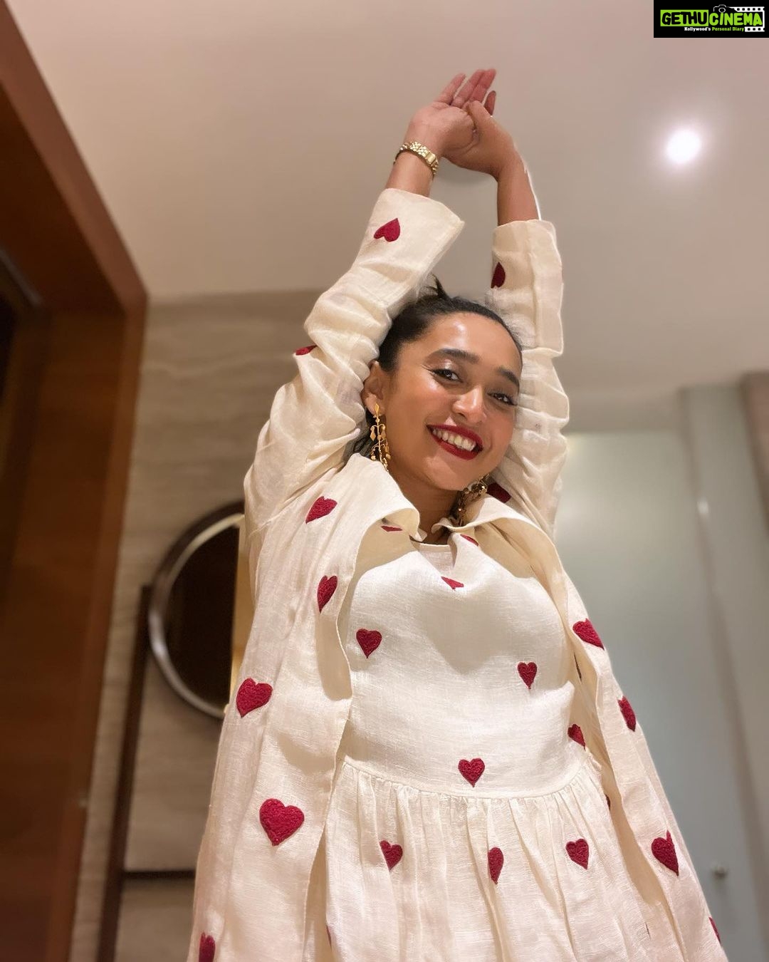 Sayani Gupta Instagram - The moon’s responsible! Or may be zero sleep in three days & a travel/ work marathon! Packed up after a beautiful hectic day in magical Darjeeling surrounded by tea gardens, music, dance, beautiful people and moonlight! HMU styling by yours truly! The make up took 10 mins.. @eshwarlog please take note 😂 But I can’t get over these stunning earrings @vitimittal designed for @nicojournal In my resident @stylemati ensemble! Today’s been special! ❤️