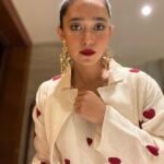 Sayani Gupta Instagram - The moon’s responsible! Or may be zero sleep in three days & a travel/ work marathon! Packed up after a beautiful hectic day in magical Darjeeling surrounded by tea gardens, music, dance, beautiful people and moonlight! HMU styling by yours truly! The make up took 10 mins.. @eshwarlog please take note 😂 But I can’t get over these stunning earrings @vitimittal designed for @nicojournal In my resident @stylemati ensemble! Today’s been special! ❤️