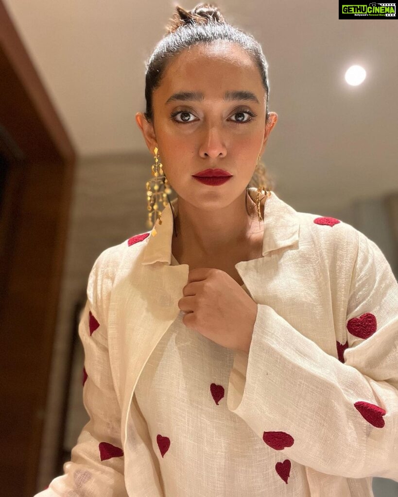 Sayani Gupta Instagram - The moon’s responsible! Or may be zero sleep in three days & a travel/ work marathon! Packed up after a beautiful hectic day in magical Darjeeling surrounded by tea gardens, music, dance, beautiful people and moonlight! HMU styling by yours truly! The make up took 10 mins.. @eshwarlog please take note 😂 But I can’t get over these stunning earrings @vitimittal designed for @nicojournal In my resident @stylemati ensemble! Today’s been special! ❤️