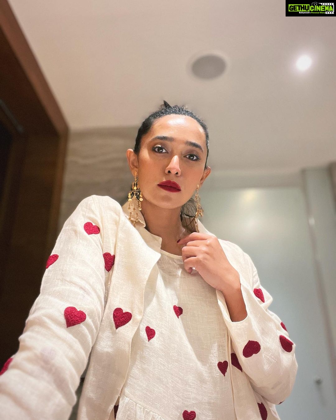 Sayani Gupta Instagram - The moon’s responsible! Or may be zero sleep in three days & a travel/ work marathon! Packed up after a beautiful hectic day in magical Darjeeling surrounded by tea gardens, music, dance, beautiful people and moonlight! HMU styling by yours truly! The make up took 10 mins.. @eshwarlog please take note 😂 But I can’t get over these stunning earrings @vitimittal designed for @nicojournal In my resident @stylemati ensemble! Today’s been special! ❤️