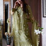 Sayantani Ghosh Instagram - 🌷 परी हूँ मैं .... . #happydusshera #reeloftheday #trending #desigirl #love #sayantanighosh Wearing @naazbynoor 📸 @shutterjuicestudio