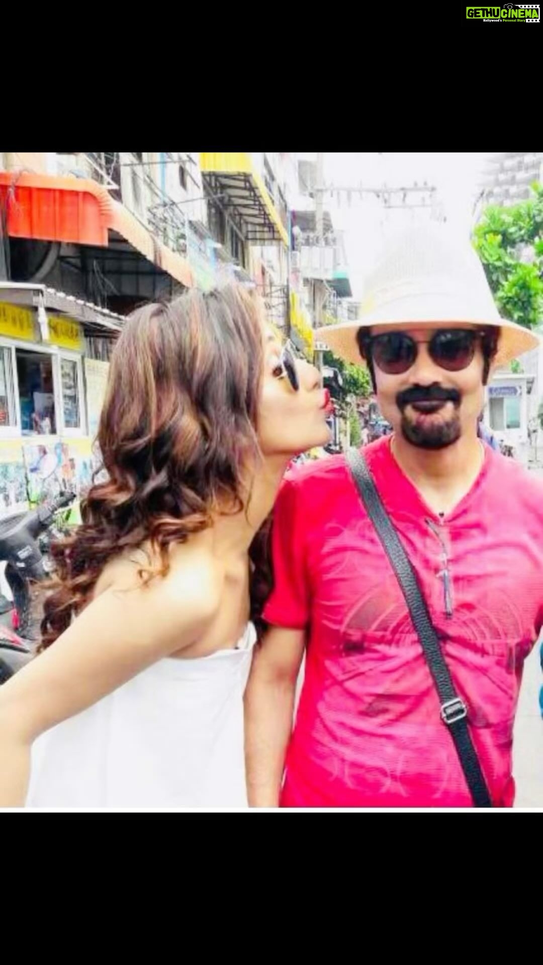 Sayantika Banerjee Instagram - Happy Birthday My Mentor, My Teacher, My Guide, My 1st Ever Onscreen Hero and My Off screen Evergreen Hero…. @prosenstar 🌹❤️✨🍰🍭🧁🎂 Love You CHIRODINI !!! ….❤️😘🤗 #withlovesayantika