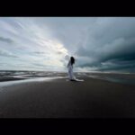 Sayantika Banerjee Instagram - Heaven……🤍 #nofilter #withlovesayantika @abhishekdas_makeupartist @runamajumderjana @sandip_jaiswal #photoshoot #sea #beach #instagood #love #actor #bangladesh #sayantikabanerjeeofficial Cox's Bazar, Bangladesh