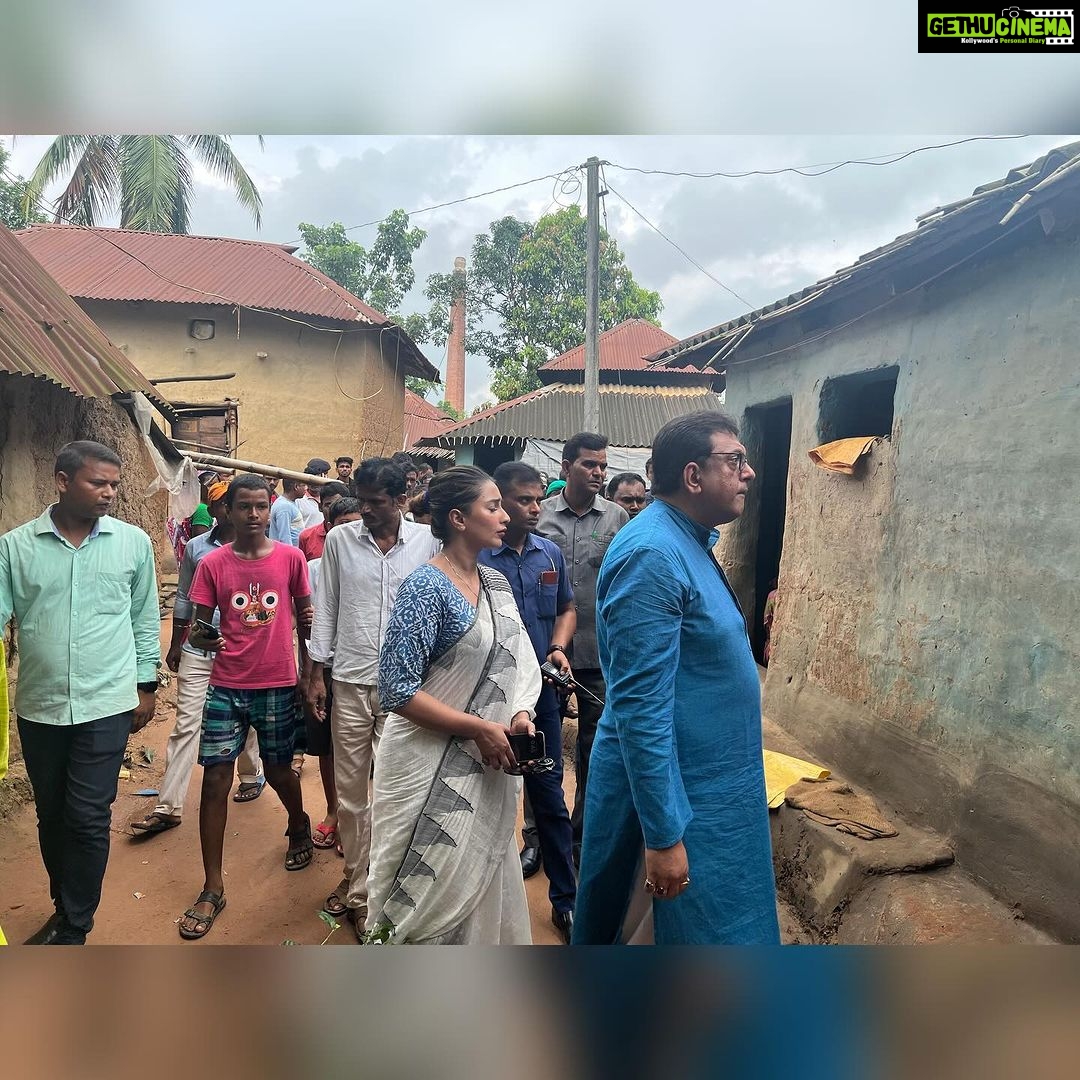 Sayantika Banerjee Instagram - বাংলার আবাস যোজনার টাকা আটকে রাখার ফলে আজ বাঁকুড়ার বিষ্ণুপুরে ও ছাতনা এ তিন টি ছোট্ট শিশু ও এক বয়স্ক মহিলার মাটির দেওয়াল ভেঙ্গে চাপা পরে মৃত্যু হয়। কেন্দ্রের সরকারের স্বেচ্ছাচারী মনোভাব ও বঞ্ছনার তীব্র নিন্দা করি। @aitcofficial @trinamoolenabojowar Bankura