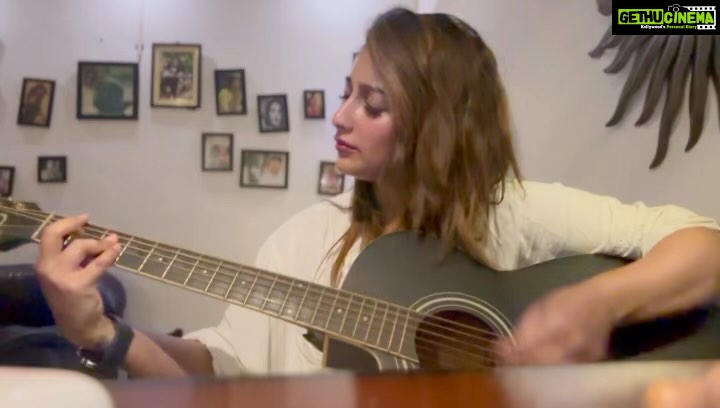 Sayantika Banerjee Instagram - Nei Kaj Toh Guitarbaaj ‼️😎🎸 #withlovesayantika @suvajit_guitarist_nag Sorry out of practice 🫣😢 #guitar #jamsession #music #strum #bollywood #acoustic #sayantikabanerjeeofficial