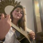Sayantika Banerjee Instagram - Nei Kaj Toh Guitarbaaj ‼️😎🎸 #withlovesayantika @suvajit_guitarist_nag Sorry out of practice 🫣😢 #guitar #jamsession #music #strum #bollywood #acoustic #sayantikabanerjeeofficial