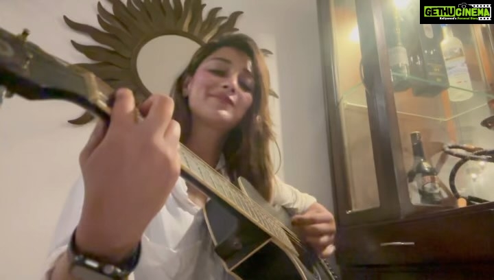 Sayantika Banerjee Instagram - Nei Kaj Toh Guitarbaaj ‼️😎🎸 #withlovesayantika @suvajit_guitarist_nag Sorry out of practice 🫣😢 #guitar #jamsession #music #strum #bollywood #acoustic #sayantikabanerjeeofficial