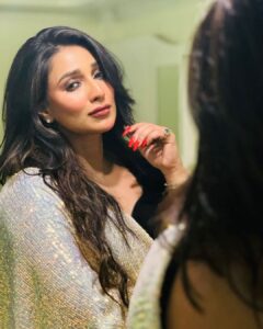 Sayantika Banerjee Instagram - Me or Me ?

#withlovesayantika #love #potrait #photo #photoshoot #sayantikabanerjeeofficial #actor #happy #kolkata #instagram #instagood