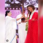 Sayantika Banerjee Instagram – মহানায়ক সম্মান ২০২৩
আমাকে এই বৃহত্তর সম্মানের যোগ্য ভাবার জন্যে আমি ধন্যবাদ জানাই আমার মাতৃসমা মাননীয়া মুখ্যমন্ত্রী শ্রীমতি মমতা বন্দ্যোপাধ্যায় @mamataofficial এবং তথ্য ও সংস্কৃতি দপ্তর পশ্চিমবঙ্গ ও সর্বোপরি আমার দর্শক।
সম্মান ও ভালোবাসা এক শিল্পীর সারা জীবনের সম্পদ, এই সম্মান  আরও ভালো করে কাজ করার অনুপ্রেরণা দেবে।
ধন্যবাদ🙏🏻