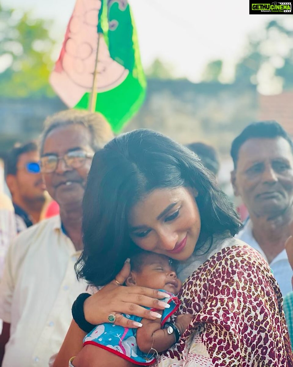 Sayantika Banerjee Instagram - #pasheachibankura 💚