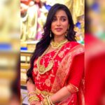 Sayantika Banerjee Instagram – আজ তো অঞ্জলি দিতে হবে, অষ্টমী না?
#duggadugga #durgapuja2023 

#TeamSB

Makeup 💄- @sahababusona 
Hair- @btwits_naaz_ 
Styling – @sandip_jaiswal 
Saree- @rangoliindia 
Assisted by @arup9099 @am.it4259 @goutambhowmik12
