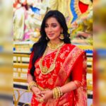 Sayantika Banerjee Instagram – আজ তো অঞ্জলি দিতে হবে, অষ্টমী না?
#duggadugga #durgapuja2023 

#TeamSB

Makeup 💄- @sahababusona 
Hair- @btwits_naaz_ 
Styling – @sandip_jaiswal 
Saree- @rangoliindia 
Assisted by @arup9099 @am.it4259 @goutambhowmik12