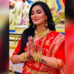 Sayantika Banerjee Instagram – আজ তো অঞ্জলি দিতে হবে, অষ্টমী না?
#duggadugga #durgapuja2023 

#TeamSB

Makeup 💄- @sahababusona 
Hair- @btwits_naaz_ 
Styling – @sandip_jaiswal 
Saree- @rangoliindia 
Assisted by @arup9099 @am.it4259 @goutambhowmik12