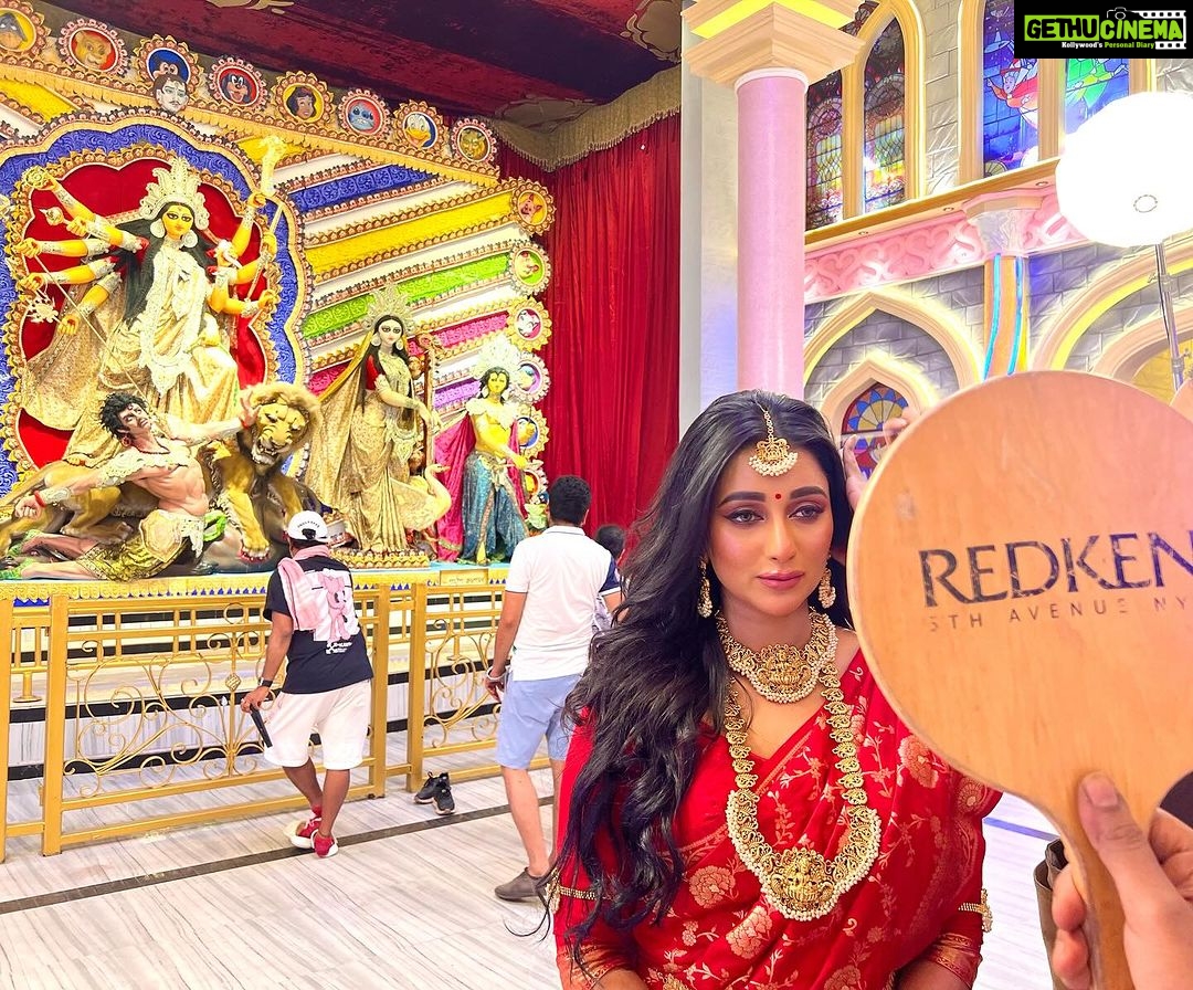 Sayantika Banerjee Instagram - Subho Mahalaya🙏🏻 Shot for the Theme Song of Sreebhumi Sporting Club with Sujit Da, @sujitboseofficial Samudra @samudrabose20 and others with my favourite Choreographer , My Teacher @soujitdas @somalidas78 and their Team BeatBusters A Catchy Track Awaiting for you guys …Stay Tuned #withlovesayantika Makeup- @sahababusona Hair- @btwits_naaz_ Styling- @sandip_jaiswal Saree - @rangoliindia Accessories- Team Sayantika- @am.it4259 @goutambhowmik12 #durgapuja2023 #sayantikabanerjeeofficial #themesong #sreebhumisportingclub2023