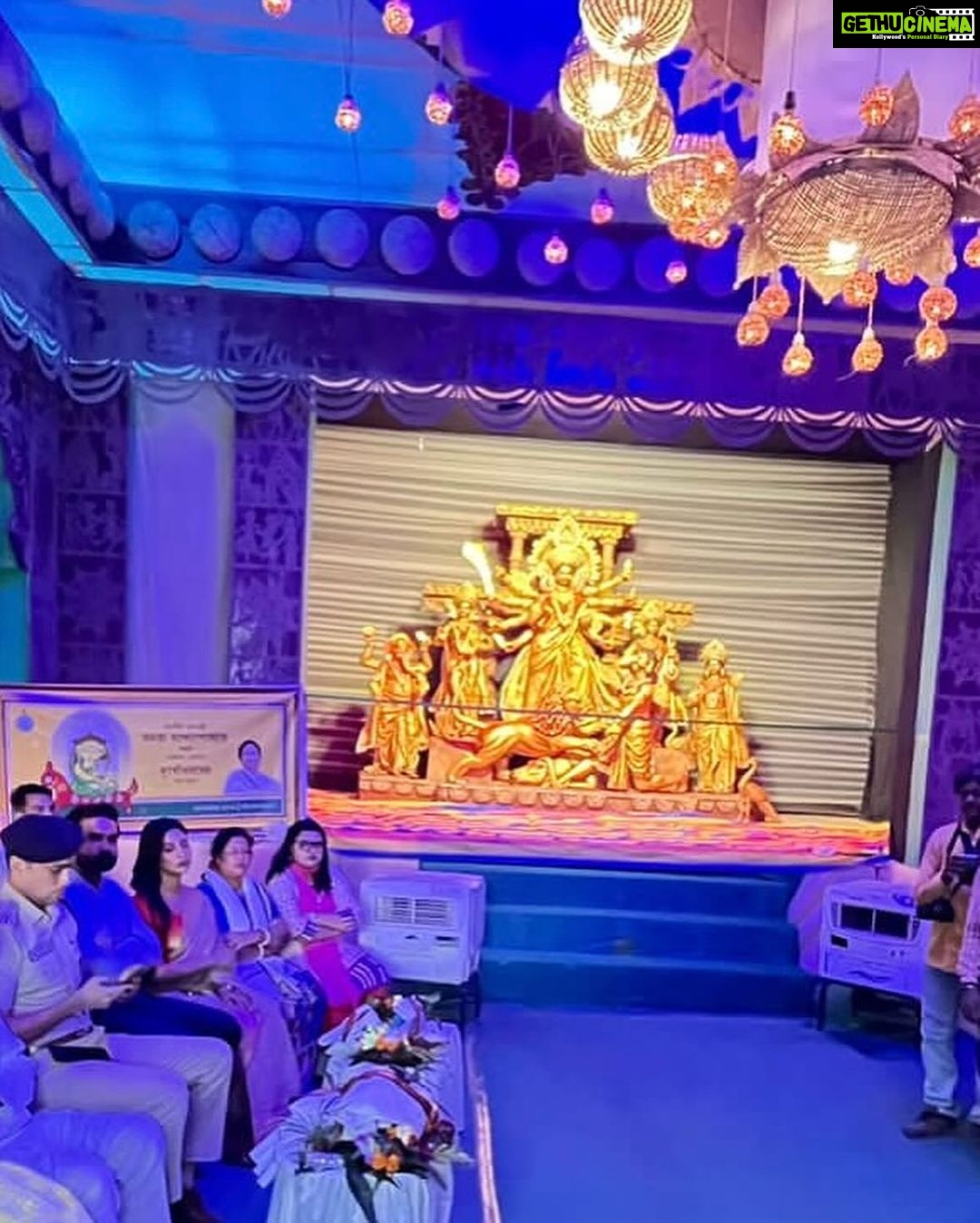 Sayantika Banerjee Instagram - আজ বাঁকুড়ায় মাননীয়া মূখ্যমন্ত্রী মমতা বন্দ্যোপাধ্যায় কতৃক জেলায় জেলায় দুর্গোৎসবের শুভ সূচনা। সাথে আছেন বাঁকুড়ার জেলা শাসক শ্রী সিয়াদ এন (IAS)এবং বাঁকুড়া পুলিশ সুপার শ্রী বৈভব তেওয়ারী (IPS) সহ সকল আধিকারিক ও নেতৃবৃন্দ । #pasheachibankura Bankura