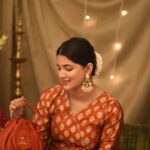 Sayli Patil Instagram - Embrace the spirit of Diwali with handcrafted luxury from Hidesign - a gift that endures, just like your bond. 🪔✨ #HidesignDiwali #sustainableluxury #madeinindia #diwaligifting #AtelierbyHidesign #Hidesignxyou @hidesignhq
