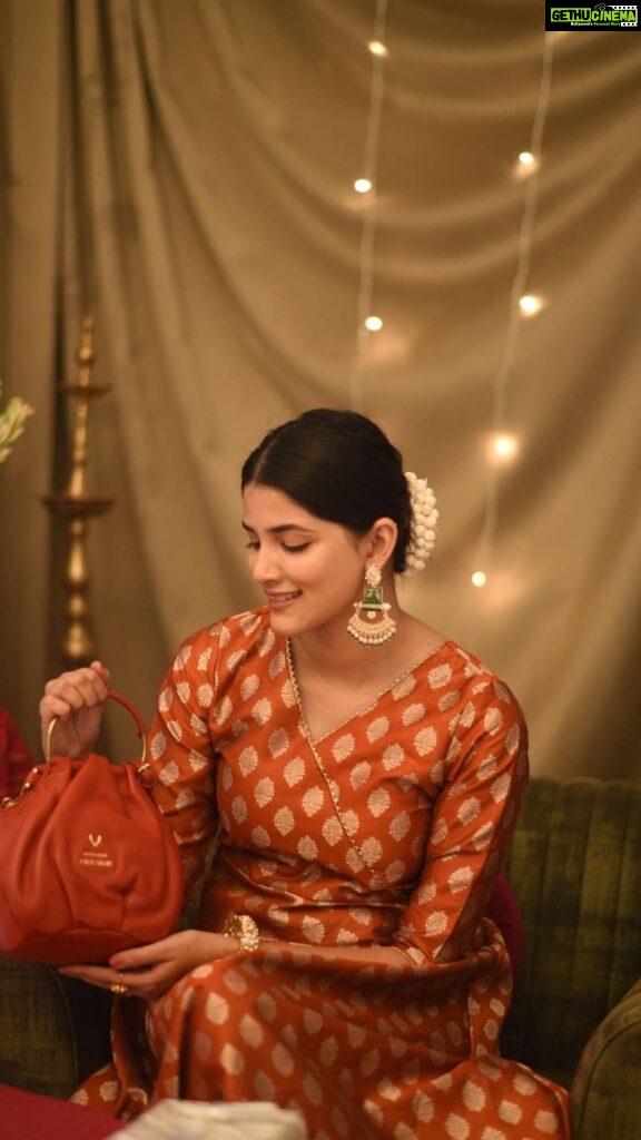 Sayli Patil Instagram - Embrace the spirit of Diwali with handcrafted luxury from Hidesign - a gift that endures, just like your bond. 🪔✨ #HidesignDiwali #sustainableluxury #madeinindia #diwaligifting #AtelierbyHidesign #Hidesignxyou @hidesignhq