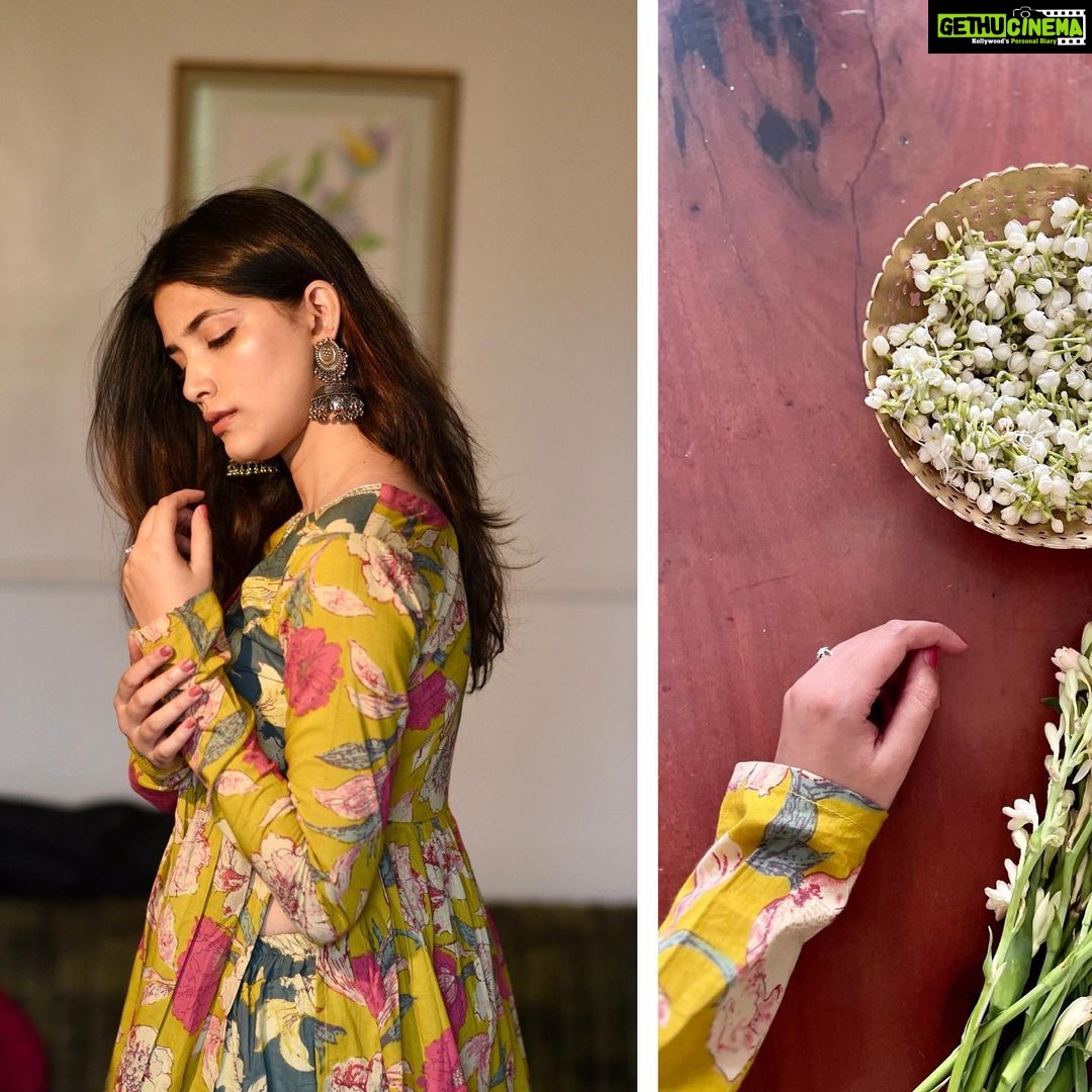 Sayli Patil Instagram - Another day and chance to wear Indian simple clothing :) I love how super comfortable and beautiful this suit is ❤️ Thank you @jiza_the_label for the thoughtful Diwali gift that adds a touch of sparkle to the day. ✨☺️ 📷 @kaustubh_gokhale