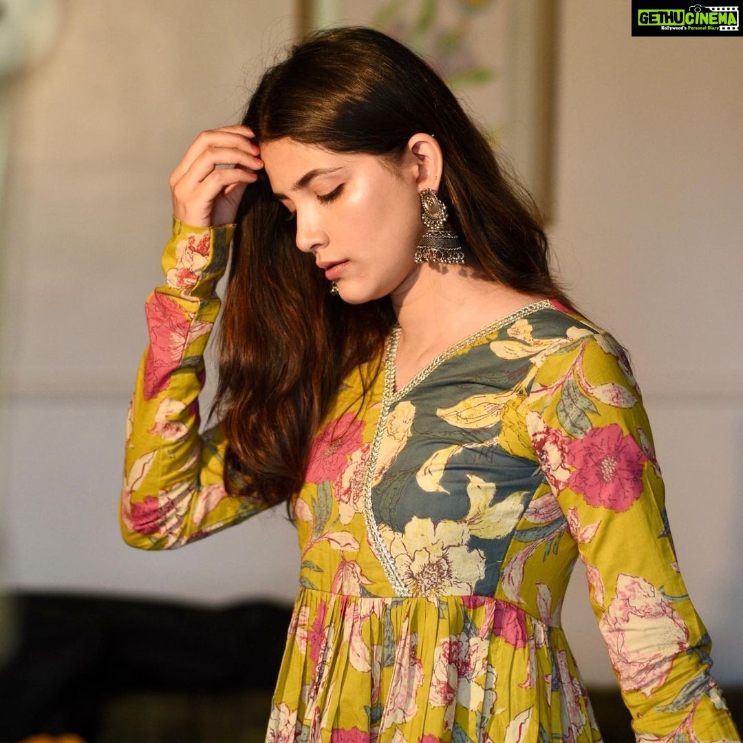 Sayli Patil Instagram - Another day and chance to wear Indian simple clothing :) I love how super comfortable and beautiful this suit is ❤️ Thank you @jiza_the_label for the thoughtful Diwali gift that adds a touch of sparkle to the day. ✨☺️ 📷 @kaustubh_gokhale