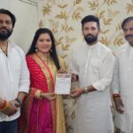 Seema Singh Instagram - कल मैं और मेरे पति बिज़नेसमैन, समाजसेवी और युवा नेता सौरभ कुमार जी ने लोक जनशक्ति पार्टी रामविलास के राष्ट्रीय अध्यक्ष सह सांसद जमुई आदरणीय चिराग पासवान जी के विजन डॉक्यूमेंट,एक नए बिहार का सपना "बिहार फर्स्ट बिहारी फर्स्ट" से प्रभावित होकर लोक जनशक्ति पार्टी (रामविलास) की सदस्यता ग्रहण की...और मुझे गर्व है कि एक नए बिहार के आगाज में एक छोटा सा योगदान देने जा रही हूं... जिस तरह आप लोगों ने एक अभिनेत्री के रूप में मुझे अपार प्यार और स्नेह दिया है आशा उम्मीद करती हूं मेरे नए यात्रा में भी आप लोगों का प्यार और आशीर्वाद निरंतर मिलता रहेगा... आपकी सीमा सिंह अभिनेत्री सह युवा नेत्री लोक जनशक्ति पार्टी (रामविलास) #bihar1stbihari1st Delhi, India