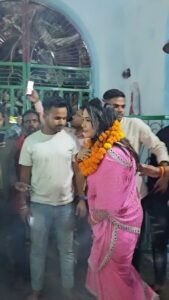 Seema Singh Instagram - इतना प्यार देने के लिए गवय गाँव की जनता का धन्यवाद 🙏😇
दुर्गा माँ अपना आशीर्वाद हम सब पर ऐसे ही बनाए रखें 🙏😇.
.
.
.
.
.

#jantakapyar #aashirwad #bihar #barbigha #gavaygaon #ljpramvilas #pradeshmahasachiv #trending #video