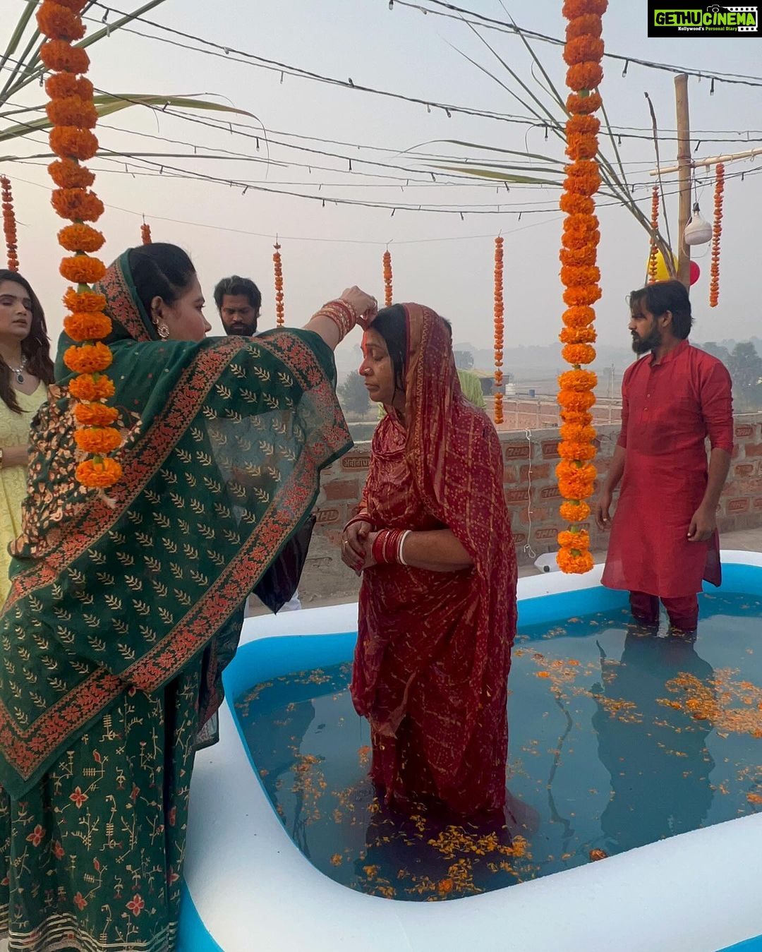 Seema Singh Instagram - सूर्योदय अर्ध्य इसी के साथ छठ पूजा 2023 संपन्न 🙏😇 जय छठी मैया🙏😇 . . . #chhath2023 #subahkaarag #jaichhathimaiya🙏 Barbigha