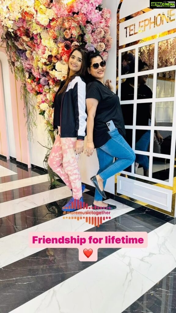 Seema Singh Instagram - FRIENDSHIP FOR LIFETIME 👭❤️ #devranijethani ❤️ . . . . #reels #reelsinstagram #trending #video #viral #ootd #devrani_jethani❤️❤️ #friendship