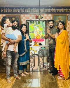 Seema Singh Instagram - Jai mata di 🙏😇

.
#jaimatadi #family #darshan #durgamatamandir #pune #navrati #navratri2023