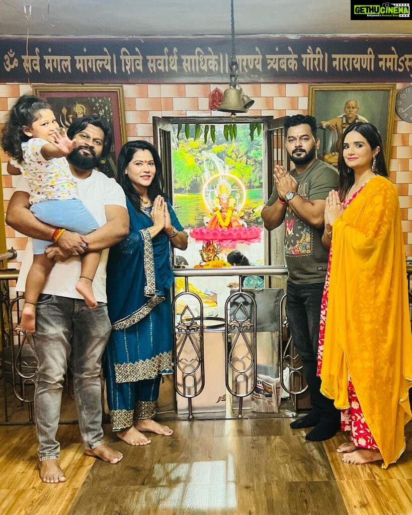 Seema Singh Instagram - Jai mata di 🙏😇 . #jaimatadi #family #darshan #durgamatamandir #pune #navrati #navratri2023 Pune, Maharashtra