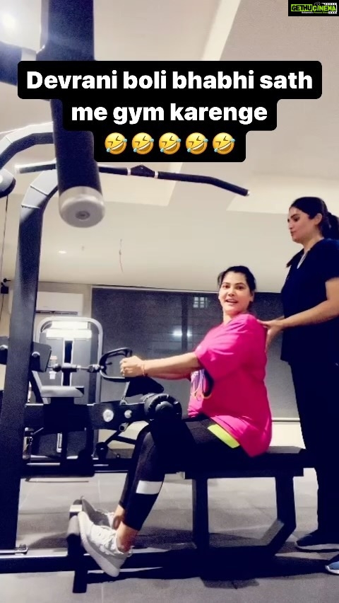 Seema Singh Instagram - @vartikasharma325 🤣. . . . . #reelsinstagram #reels #video #videooftheday #trending #viral #devranijethani #sisterlove