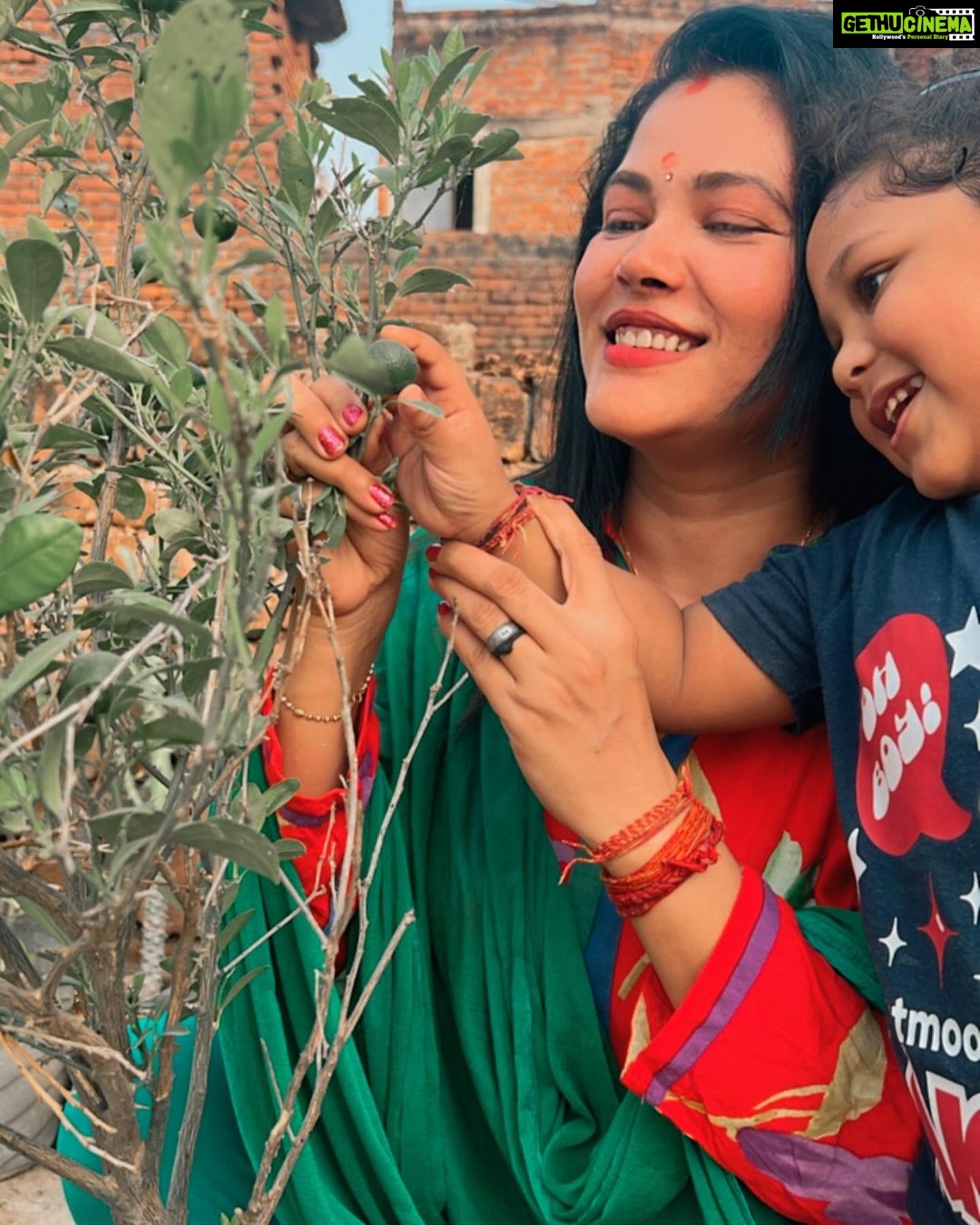 Seema Singh Instagram - मेरे बेटे के चेहरे की ख़ुशी बताती है के इसको गाँव पसंद है मुंबई नहीं 😃🤗 . . . . . #bihari #bihar #barbigha #hometown #sasural #mothersonlove #trending #photooftheday #ootd Barbigha