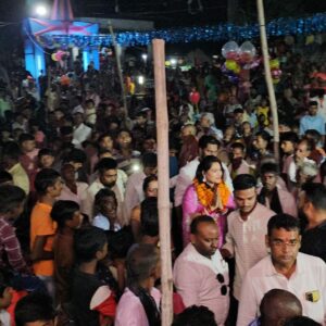 Seema Singh Instagram - कल अपने बारबिघा विधान सभा के गवय गाँव में दुर्गा माता मेला का उद्घाटन करने का अवसर प्राप्त हुआ,मुझे आमन्त्रित करने के लिए मैं सभी आयोजक कार्यकर्ताओं को धन्यवाद देती हूँ , और हमारे गवय गाँव की जनता को धन्यवाद इतना सारा प्यार और आशीर्वाद देने के लिए ,अपना प्यार और आशीर्वाद ऐसे ही बनाए रखें 🙏😇