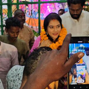 Seema Singh Instagram - कल अपने बारबिघा विधान सभा के गवय गाँव में दुर्गा माता मेला का उद्घाटन करने का अवसर प्राप्त हुआ,मुझे आमन्त्रित करने के लिए मैं सभी आयोजक कार्यकर्ताओं को धन्यवाद देती हूँ , और हमारे गवय गाँव की जनता को धन्यवाद इतना सारा प्यार और आशीर्वाद देने के लिए ,अपना प्यार और आशीर्वाद ऐसे ही बनाए रखें 🙏😇