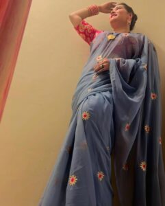 Seema Singh Instagram - Saree vibes ✨🩶🩷
.
.
.
#saree #sareelove #festivevibes #tredistional #look #indianbeauty #trending #viral #ootd #photooftheday #instagood