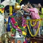 Seema Singh Instagram – जय शनि देव 😇🙏.
.
.
.
.
#jaishanidevji #shanisignapur #saturday Shanidev Temple, Shinganapur