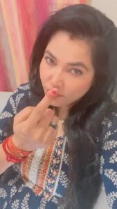 Seema Singh Instagram - एक्टिंग तो ठीक ठाक कर ही लेती हूँ🤣🤣 
 

.
.
.

#reelsinstagram #instagram #instagood #fun #funnyvideos #trending #viral